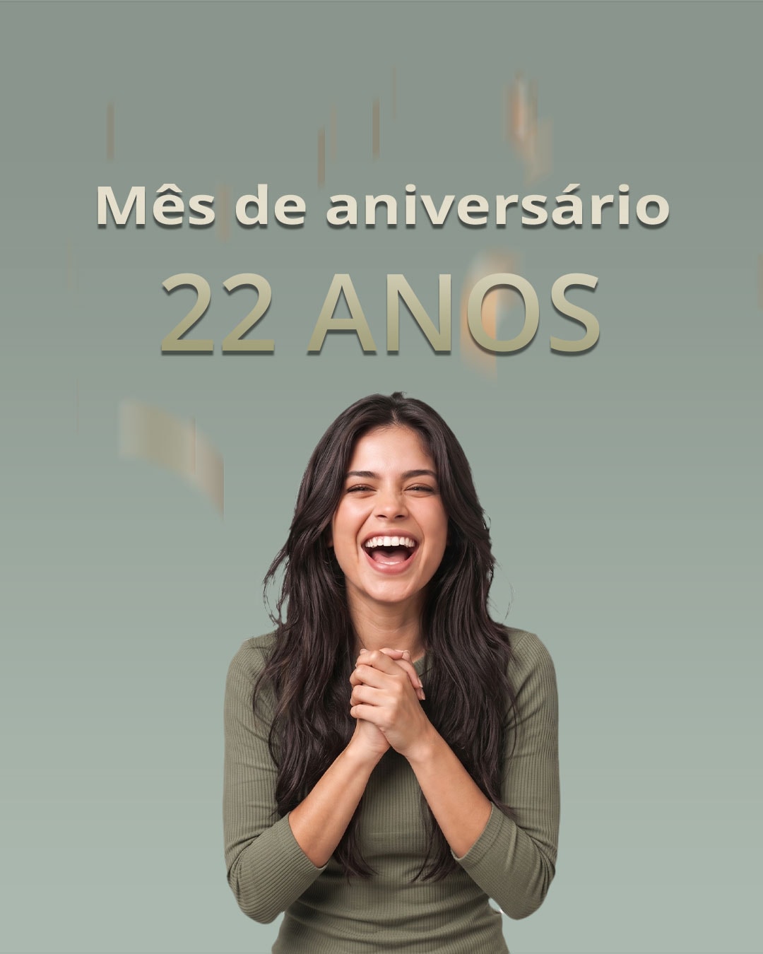 Mês de aniversário: Russel 22 anos. Moça sorrindo de blusa verde.